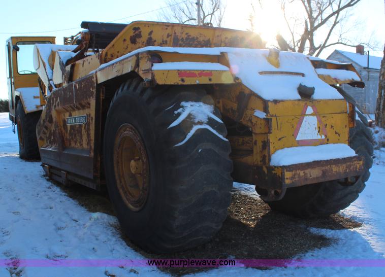 image for item H7856 1978 John Deere 762 scraper