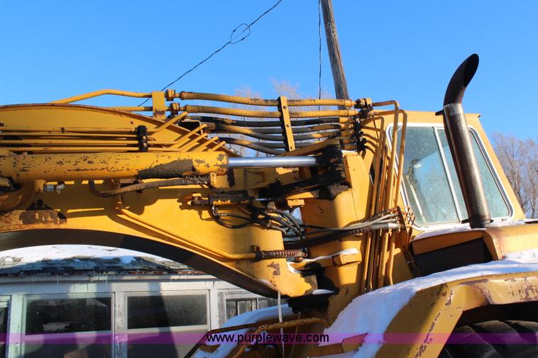 image for item H7856 1978 John Deere 762 scraper