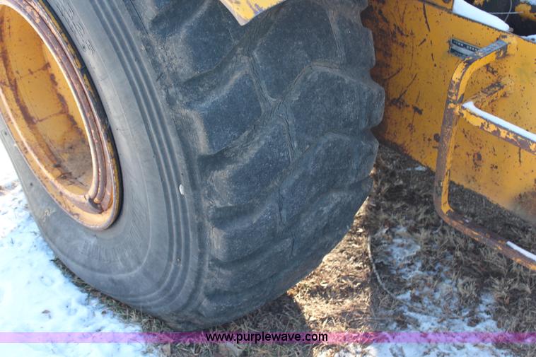 image for item H7856 1978 John Deere 762 scraper