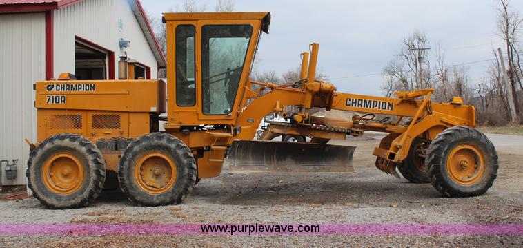 image for item H7933 1988 Champion 710A articulated motor grader