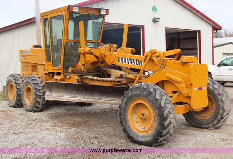 image for item H7933 1988 Champion 710A articulated motor grader