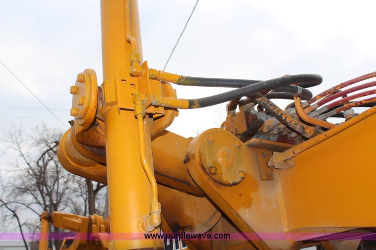 image for item H7933 1988 Champion 710A articulated motor grader