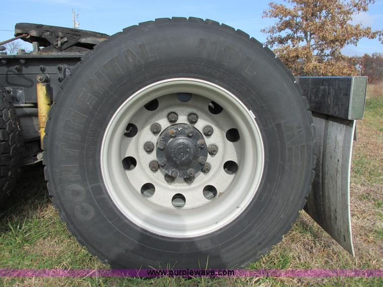 image for item I4959 2000 International 9900i Eagle semi truck