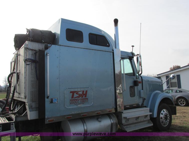 image for item I4959 2000 International 9900i Eagle semi truck