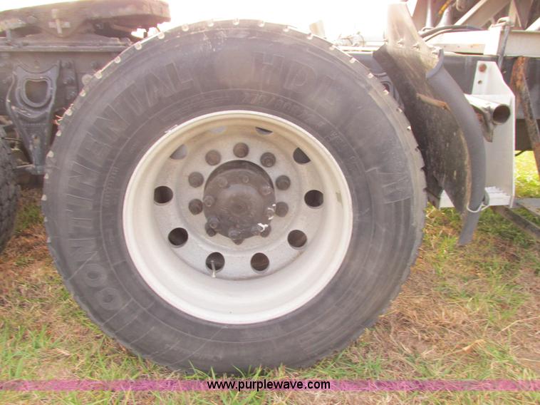 image for item I4959 2000 International 9900i Eagle semi truck