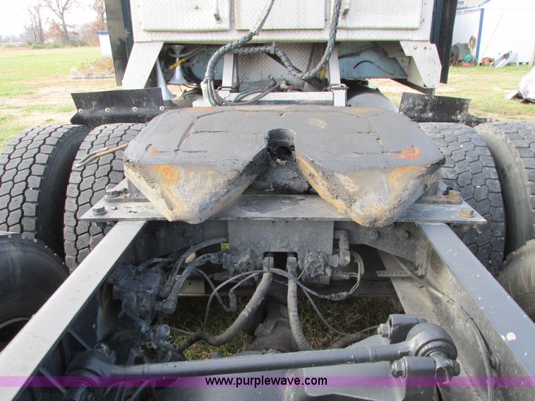 image for item I4959 2000 International 9900i Eagle semi truck