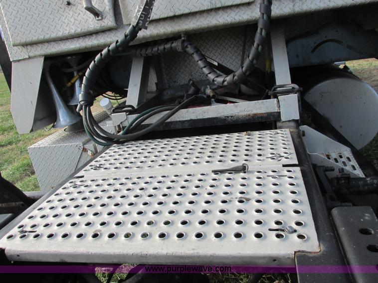 image for item I4959 2000 International 9900i Eagle semi truck