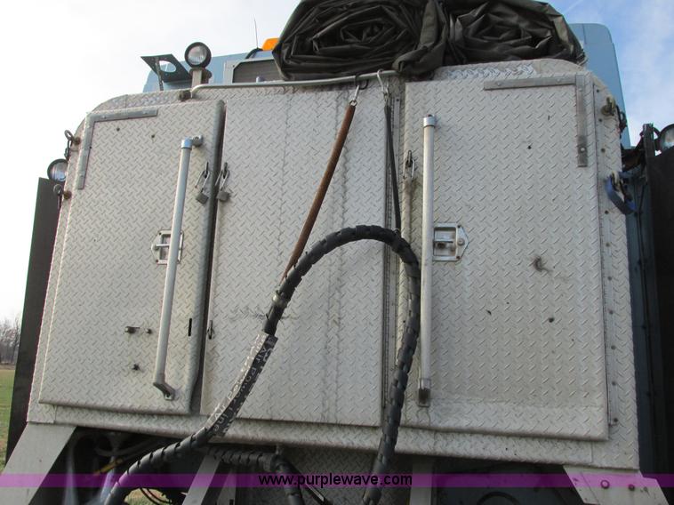 image for item I4959 2000 International 9900i Eagle semi truck