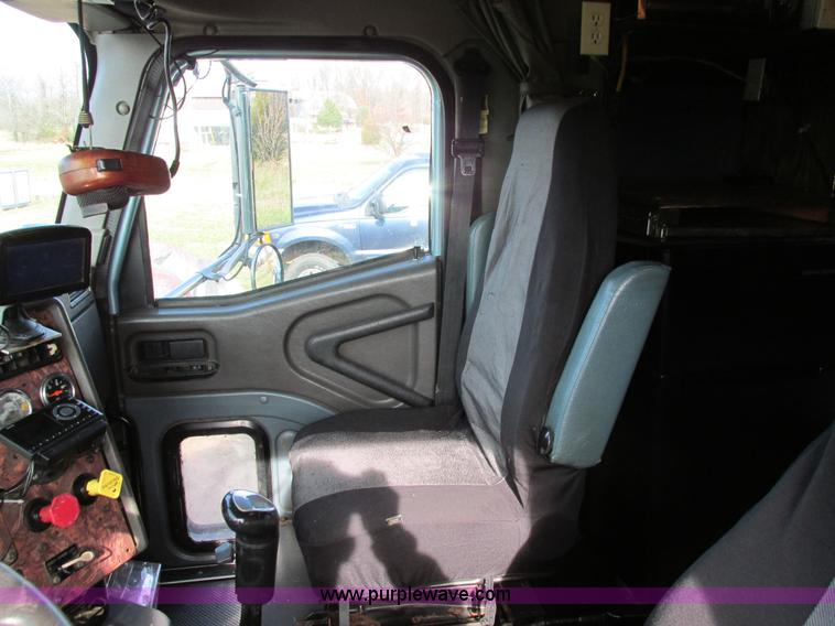 image for item I4959 2000 International 9900i Eagle semi truck