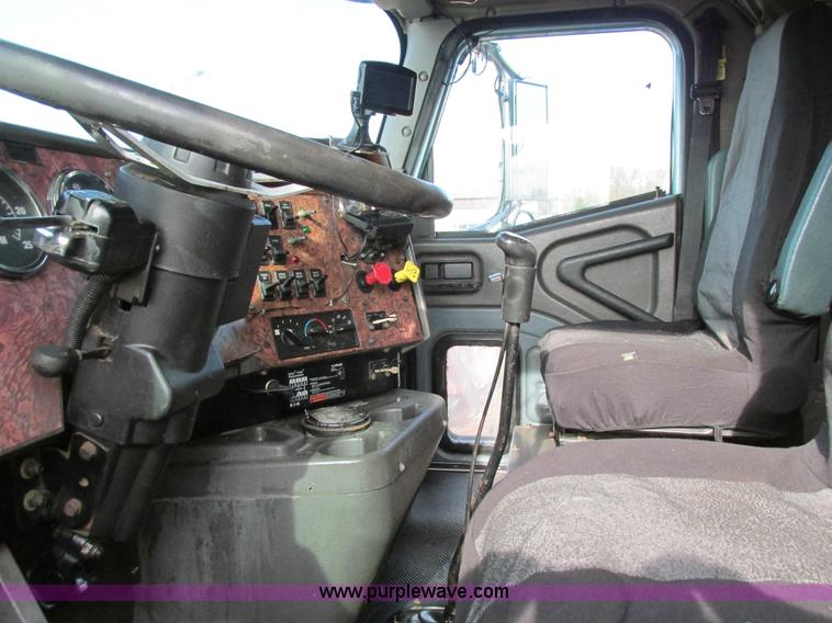 image for item I4959 2000 International 9900i Eagle semi truck