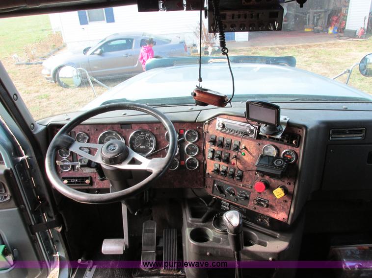 image for item I4959 2000 International 9900i Eagle semi truck