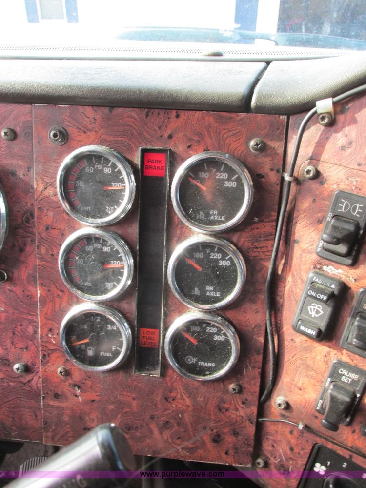 image for item I4959 2000 International 9900i Eagle semi truck