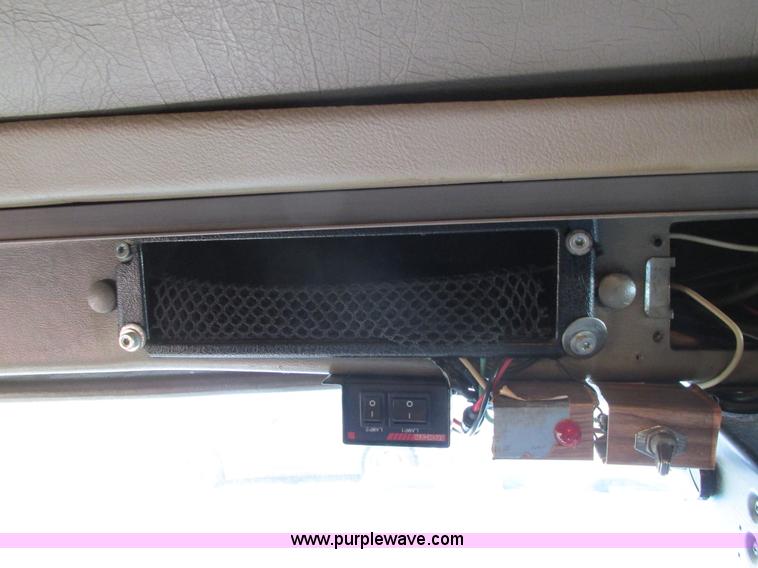 image for item I4959 2000 International 9900i Eagle semi truck