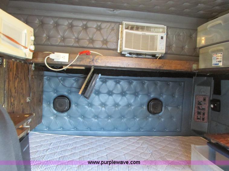 image for item I4959 2000 International 9900i Eagle semi truck