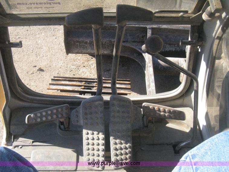 image for item I5745 1995 John Deere 190E excavator