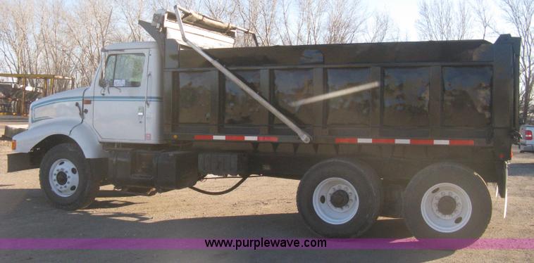 image for item I5747 2000 International F2674 dump truck