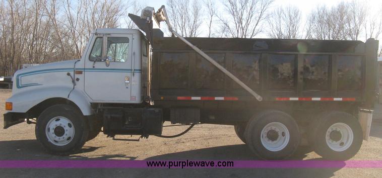 image for item I5747 2000 International F2674 dump truck