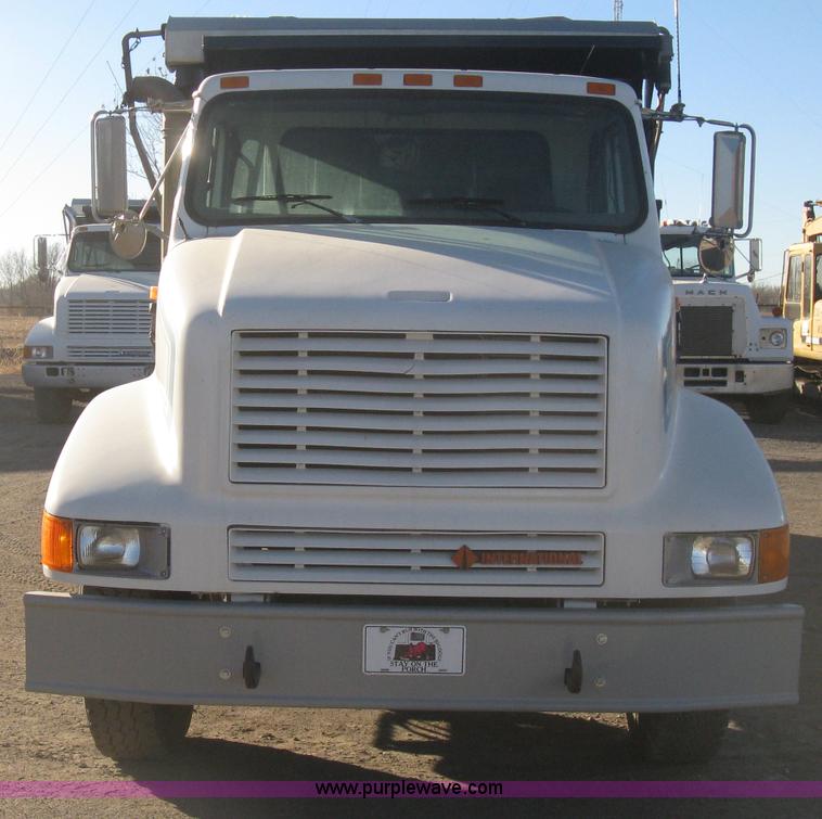 image for item I5747 2000 International F2674 dump truck