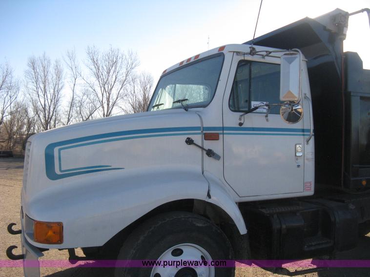 image for item I5747 2000 International F2674 dump truck