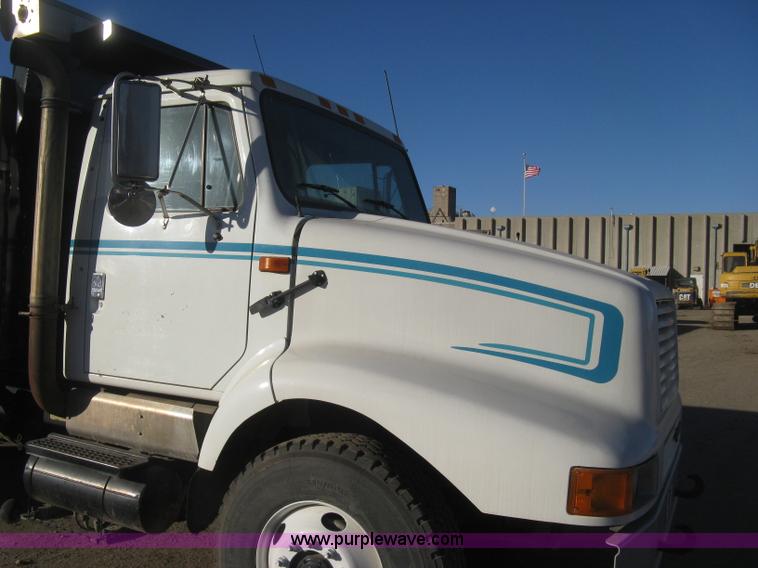 image for item I5747 2000 International F2674 dump truck