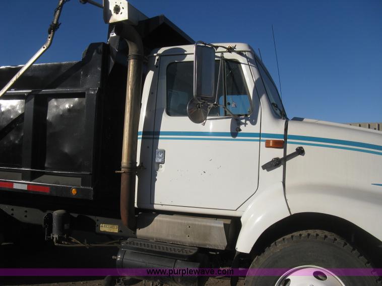 image for item I5747 2000 International F2674 dump truck