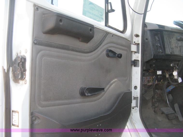 image for item I5747 2000 International F2674 dump truck