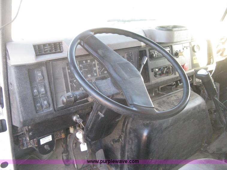 image for item I5747 2000 International F2674 dump truck