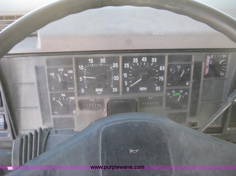 image for item I5747 2000 International F2674 dump truck