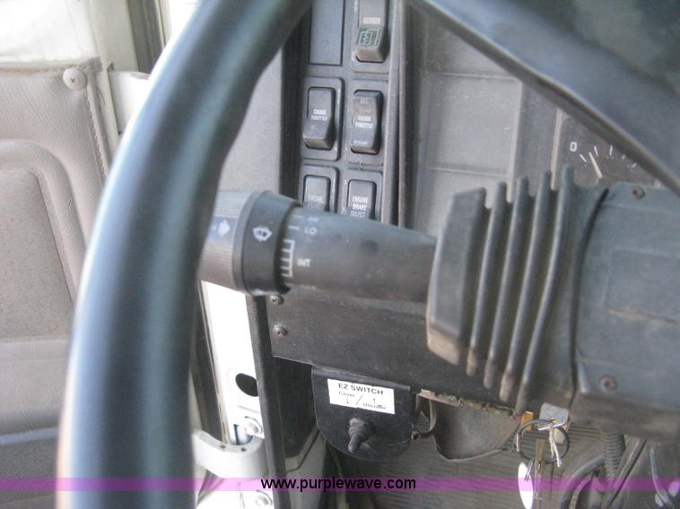 image for item I5747 2000 International F2674 dump truck