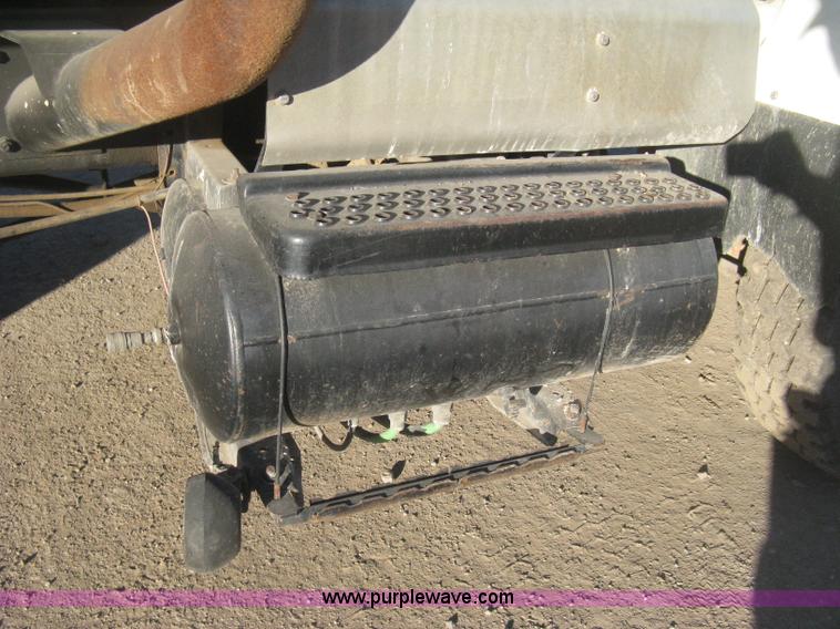 image for item I5747 2000 International F2674 dump truck