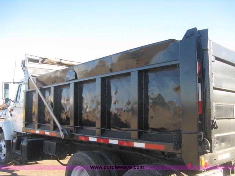 image for item I5747 2000 International F2674 dump truck