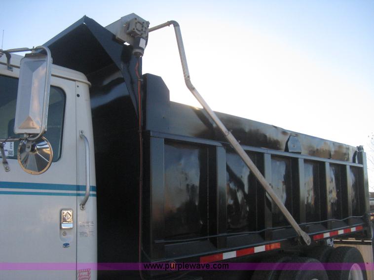 image for item I5747 2000 International F2674 dump truck