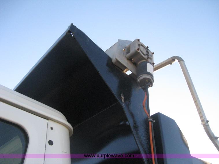 image for item I5747 2000 International F2674 dump truck