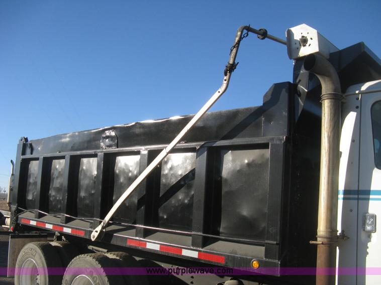 image for item I5747 2000 International F2674 dump truck