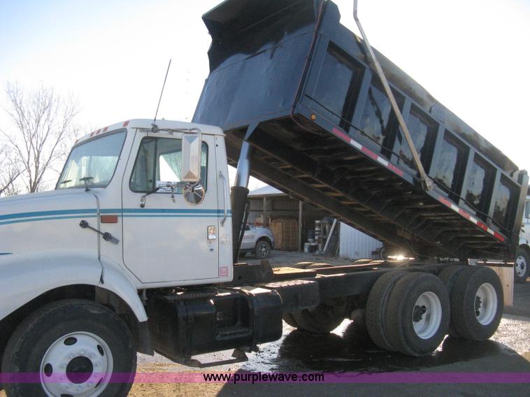 image for item I5747 2000 International F2674 dump truck