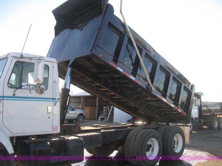image for item I5747 2000 International F2674 dump truck