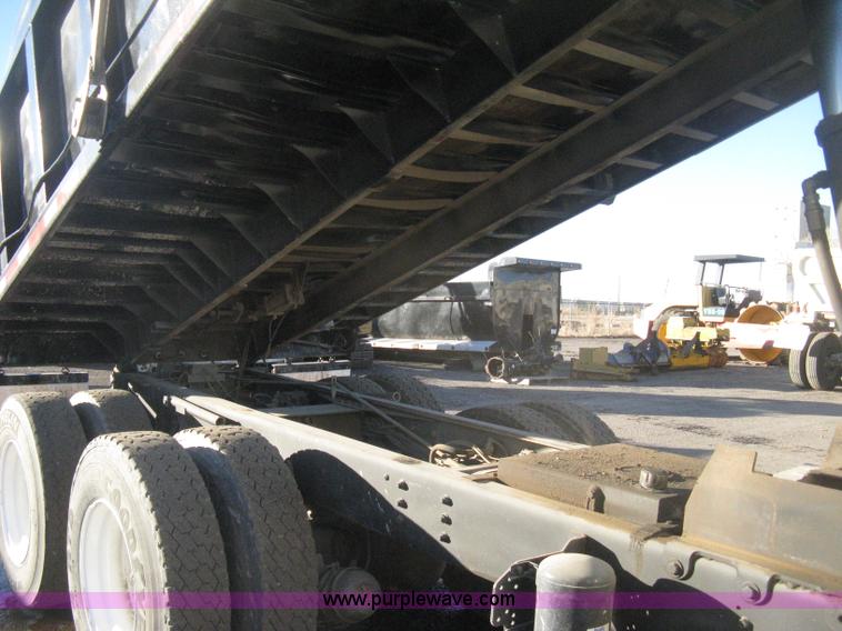 image for item I5747 2000 International F2674 dump truck