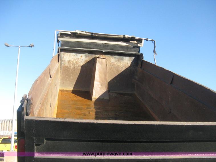 image for item I5747 2000 International F2674 dump truck