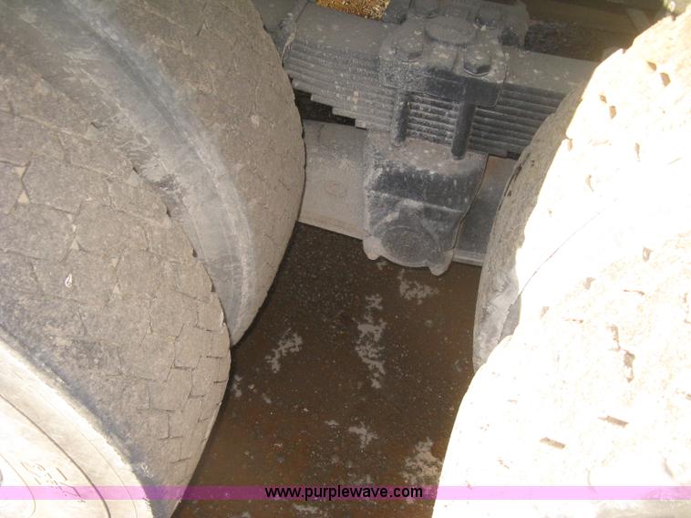 image for item I5747 2000 International F2674 dump truck