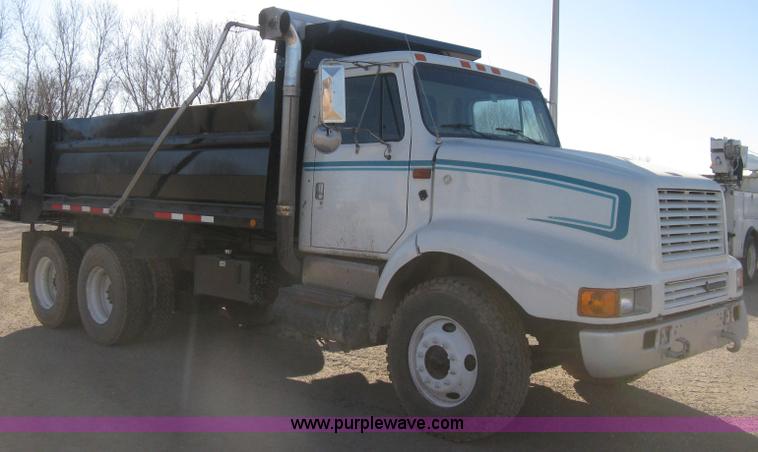 image for item I5748 2001 International F2674 dump truck