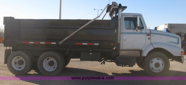 image for item I5748 2001 International F2674 dump truck