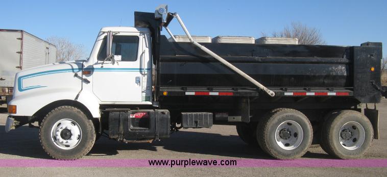 image for item I5748 2001 International F2674 dump truck