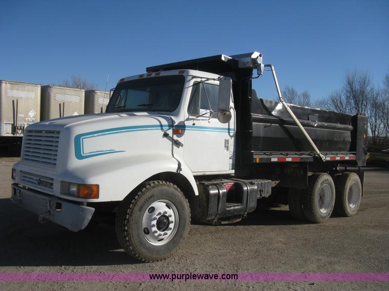 image for item I5748 2001 International F2674 dump truck