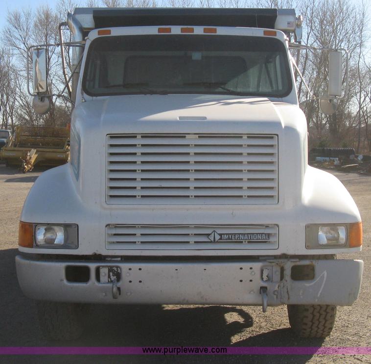 image for item I5748 2001 International F2674 dump truck