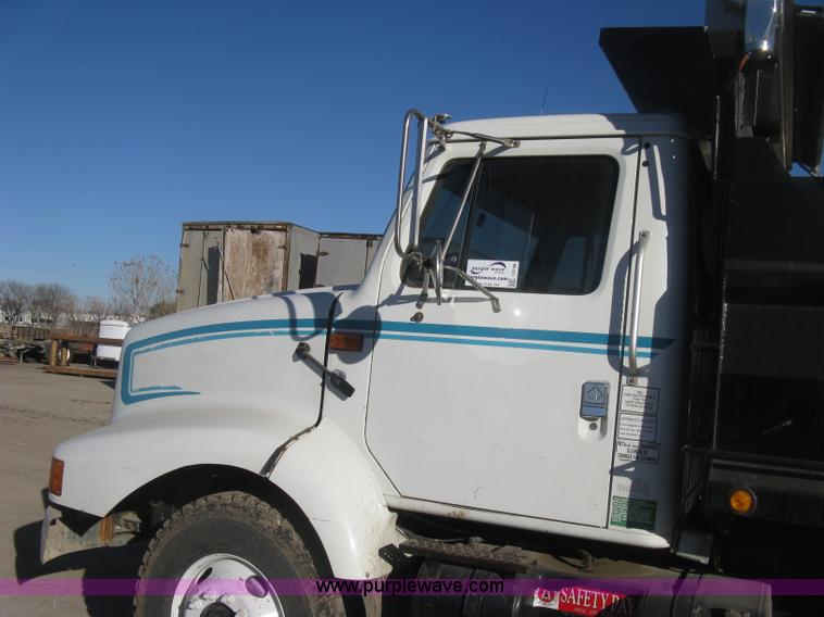 image for item I5748 2001 International F2674 dump truck