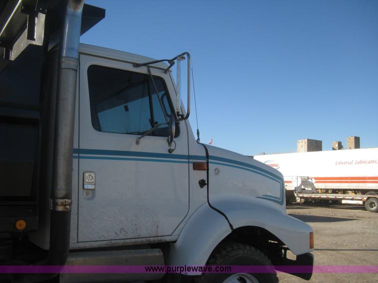 image for item I5748 2001 International F2674 dump truck