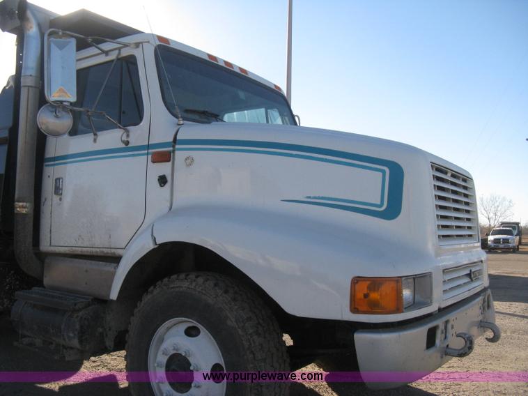 image for item I5748 2001 International F2674 dump truck