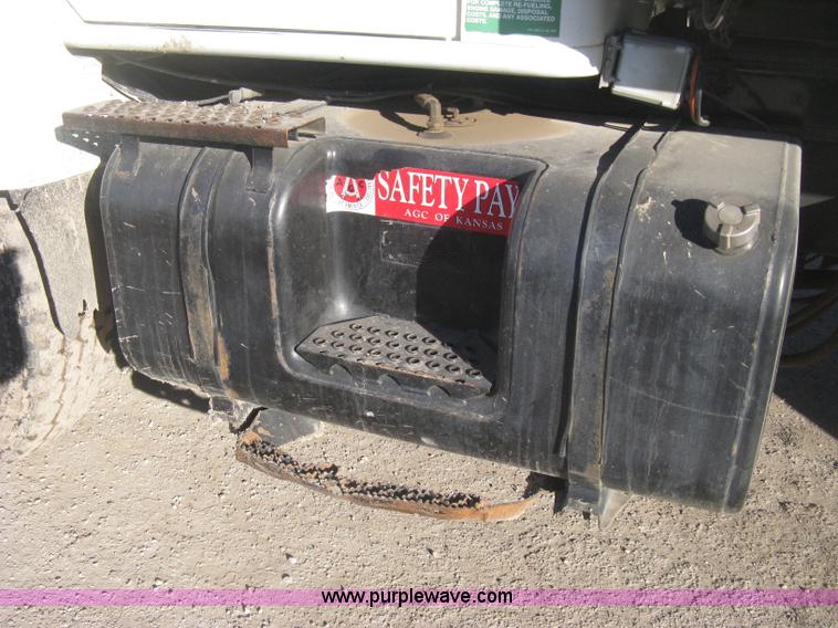 image for item I5748 2001 International F2674 dump truck