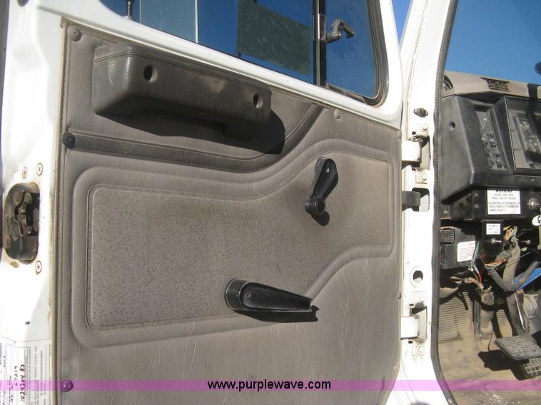 image for item I5748 2001 International F2674 dump truck