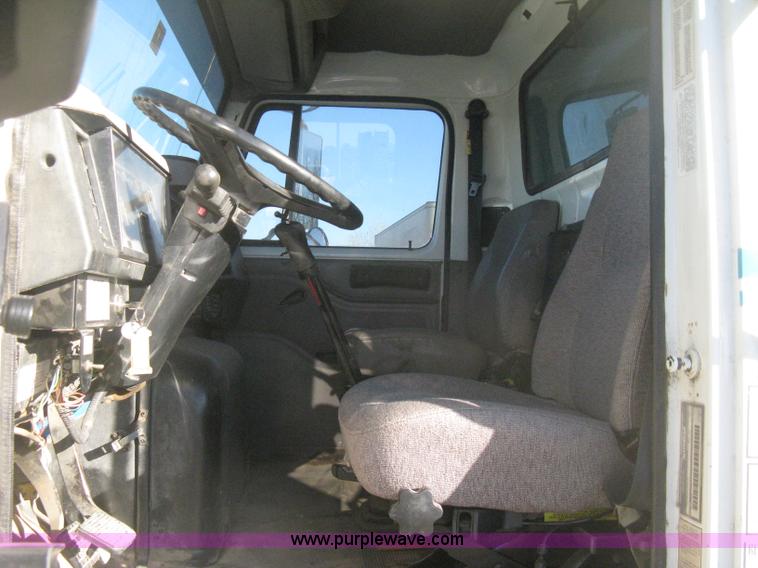 image for item I5748 2001 International F2674 dump truck